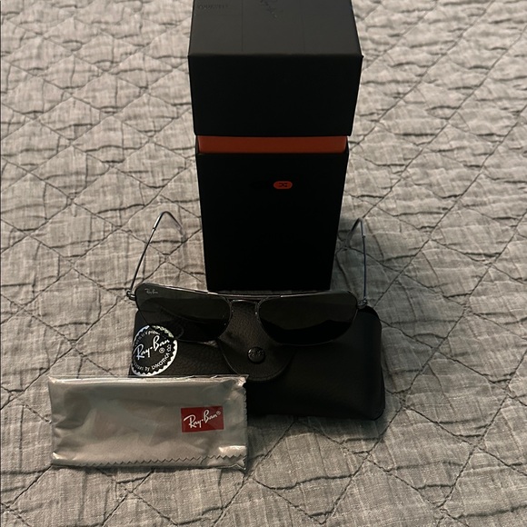 Ray-Ban Caravan Black Sunglasses Green Lenses with Case. New - Picture 1 of 2